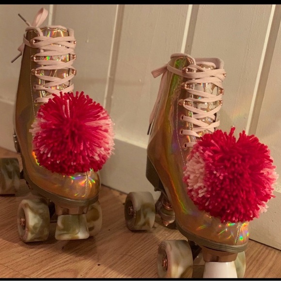 Lookey Loo Giant Skate Pom Poms - Picture 3 of 3